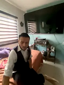Snapshot of Alexitho25 chatting on 10-08-25, 10:32 Alexitho25 online show from 10-08-25, 10:32