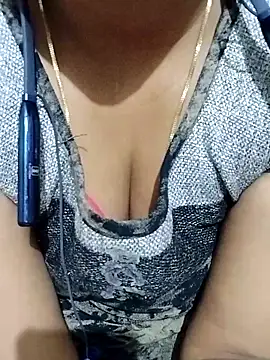 Snapshot of Varsha21 chatting on 10-29-25, 12:04 Varsha21 online show from 10-29-25, 12:04