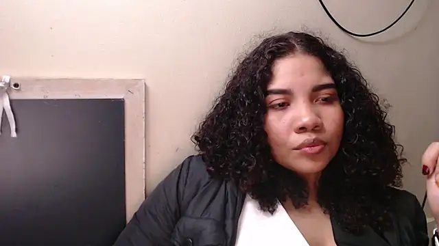 Snapshot of madelene chatting on 12-25-24, 02:25 madelene online show from 12-25-24, 02:25