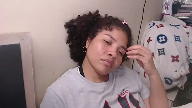 Snapshot of madelene chatting on 03-15-25, 04:35 madelene online show from 03-15-25, 04:35