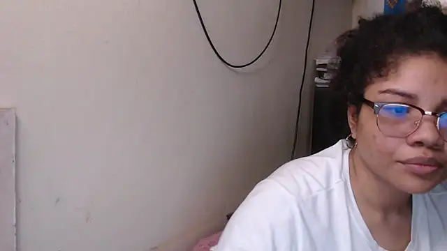 Snapshot of madelene chatting on 12-24-24, 01:39 madelene online show from 12-24-24, 01:39
