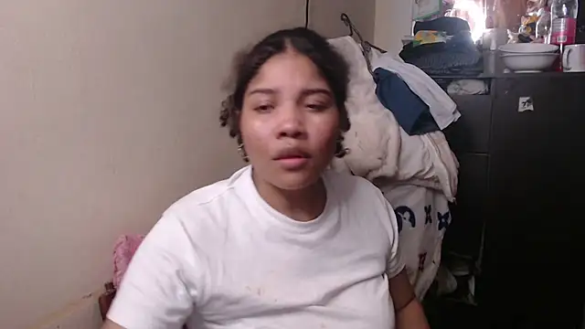 Snapshot of madelene chatting on 03-18-25, 04:07 madelene online show from 03-18-25, 04:07