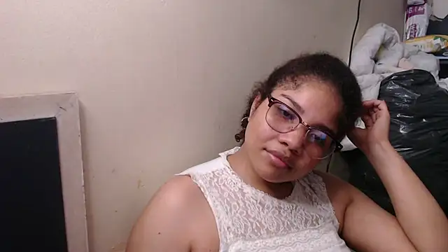 Snapshot of madelene chatting on 03-13-25, 04:38 madelene online show from 03-13-25, 04:38