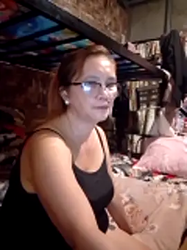 Snapshot of SexyHottMom chatting on 06-12-26, 09:18 SexyHottMom online show from 06-12-26, 09:18