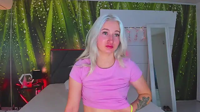 HollyTailors online show from 10-26-25, 06:47