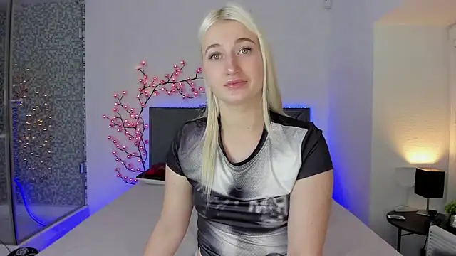 HollyTailors online show from 12-15-25, 01:28