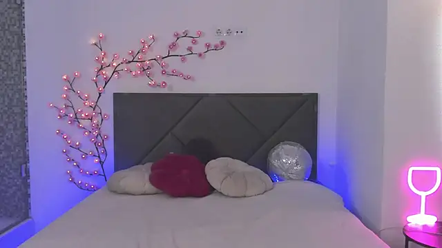 HollyTailors online show from 04-14-26, 12:21