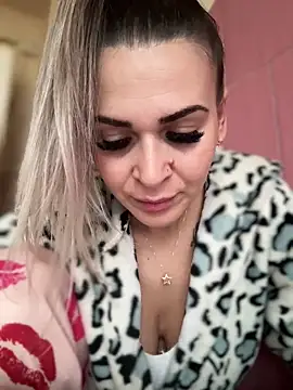 iSelena online show from 11-03-25, 05:45