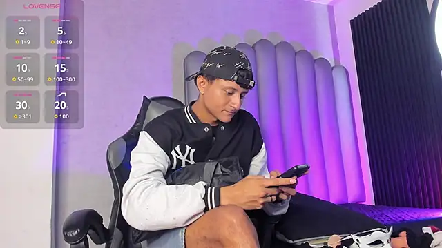 Snapshot of _Leohot_ chatting on 10-23-25, 03:49 Leohot online show from 10-23-25, 03:49