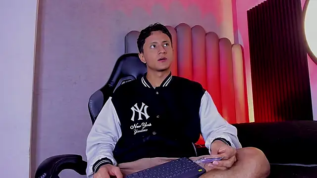  Leohot  online show from 11-28-25, 04:01