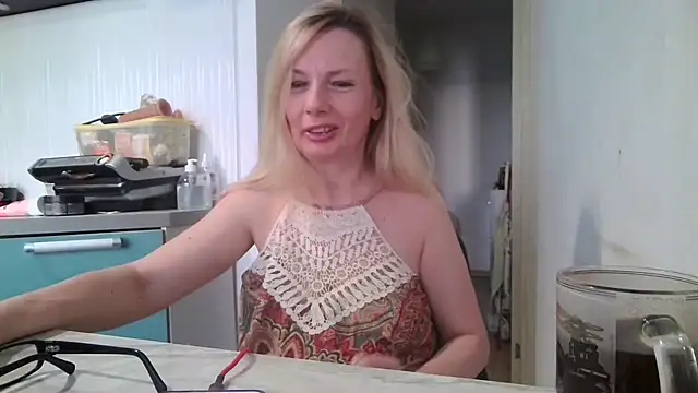 Snapshot of Sweetmurrr chatting on 06-26-26, 02:06 Sweetmurrr online show from 06-26-26, 02:06