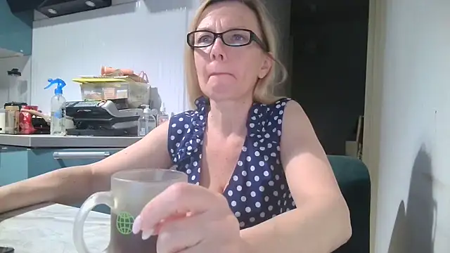 Snapshot of Sweetmurrr chatting on 06-18-26, 12:31 Sweetmurrr online show from 06-18-26, 12:31