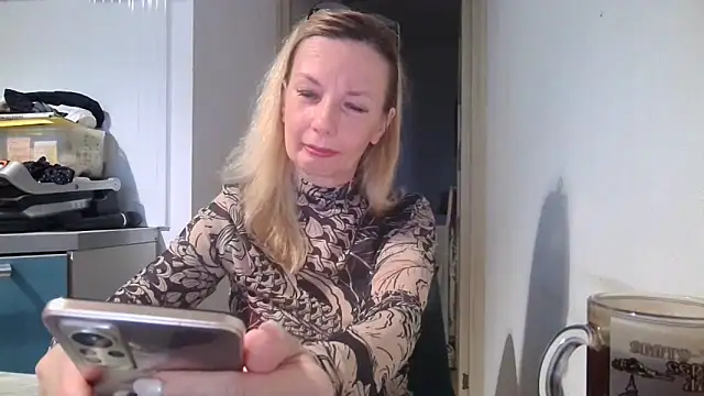 Snapshot of Sweetmurrr chatting on 06-13-26, 01:36 Sweetmurrr online show from 06-13-26, 01:36