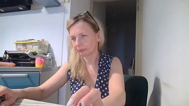 Snapshot of Sweetmurrr chatting on 06-14-26, 01:46 Sweetmurrr online show from 06-14-26, 01:46