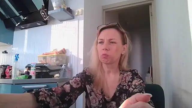 Snapshot of Sweetmurrr chatting on 06-20-26, 02:16 Sweetmurrr online show from 06-20-26, 02:16