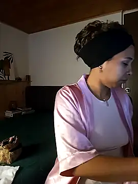 IVONNE COLLINS33 online show from 12-04-25, 10:25