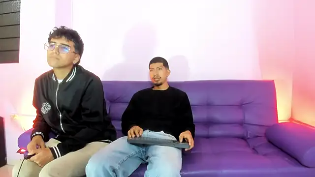 Snapshot of AxelAndJeremy chatting on 09-22-25, 04:18 AxelAndJeremy online show from 09-22-25, 04:18