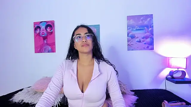 Snapshot of tyra_bankss_ chatting on 10-16-25, 03:04 tyra bankss online show from 10-16-25, 03:04