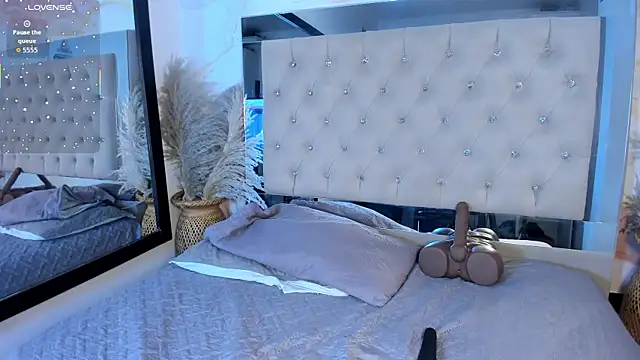 Luna Tylor online show from 11-14-25, 03:21