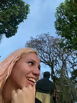 Snapshot of Bruna551 chatting on 10-06-25, 09:04 Bruna551 online show from 10-06-25, 09:04