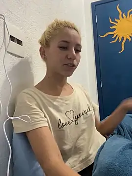 Snapshot of Bruna551 chatting on 10-04-25, 11:28 Bruna551 online show from 10-04-25, 11:28