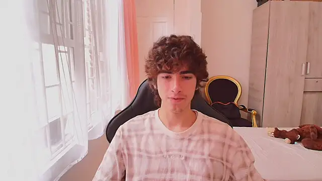 Nude Boy18 online show from 10-09-25, 03:34