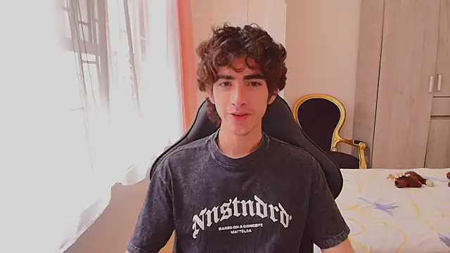 Nude Boy18 online show from 10-06-25, 06:08