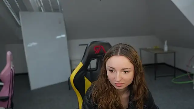 Snapshot of Adele_beauty chatting on 03-31-26, 11:23 Adele beauty online show from 03-31-26, 11:23