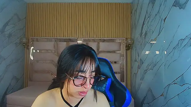 zoe r  online show from 11-20-25, 03:07