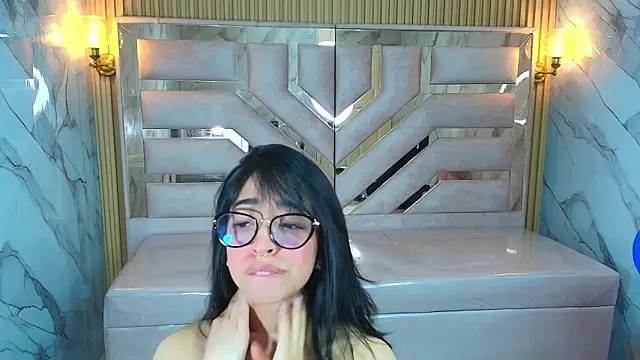 Snapshot of zoe_r_ chatting on 10-10-25, 03:18 zoe r online show from 10-10-25, 03:18