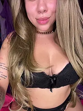 Snapshot of Malika_khalid chatting on 10-15-25, 12:53 Malika khalid online show from 10-15-25, 12:53