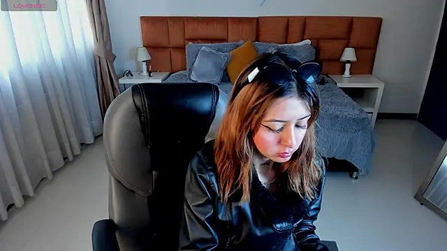 Catti Brie online show from 10-23-25, 11:42