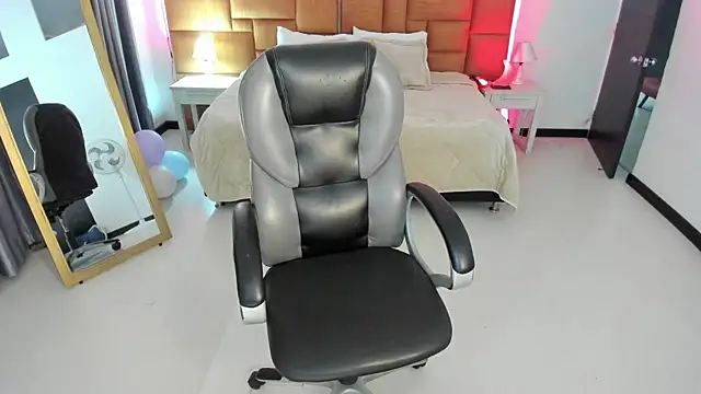 Catti Brie online show from 04-25-26, 11:35