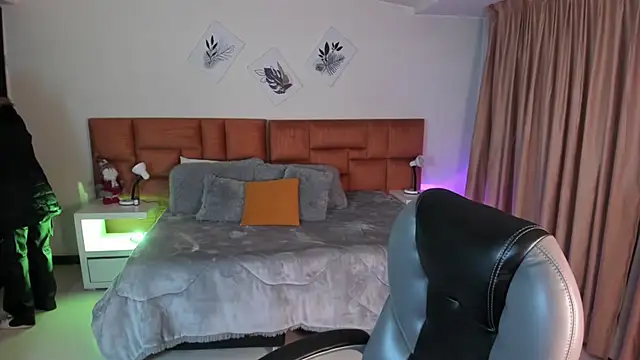 Catti Brie online show from 11-28-25, 11:43