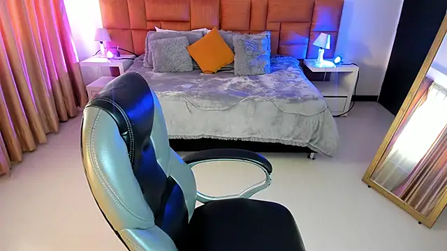 Catti Brie online show from 11-13-25, 11:47