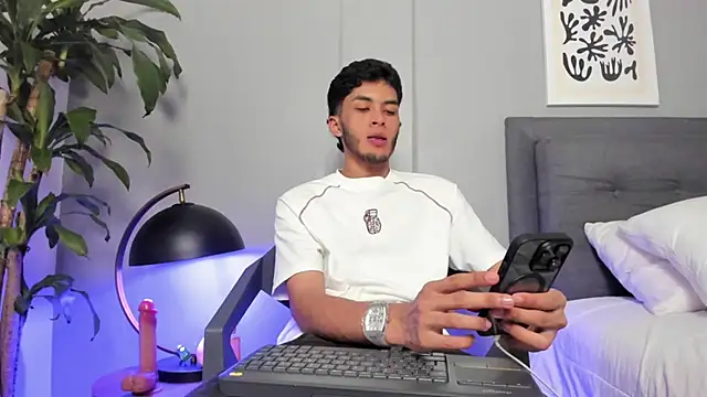 Snapshot of Tylerffoxx chatting on 06-26-26, 11:10 Tylerffoxx online show from 06-26-26, 11:10