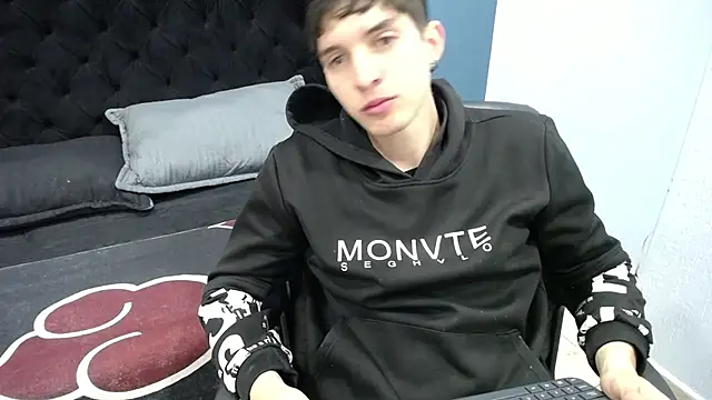 Jheampiiero online show from 10-29-25, 01:54