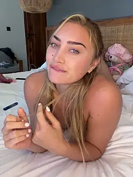 Snapshot of auriangel chatting on 02-01-26, 11:58 auriangel online show from 02-01-26, 11:58