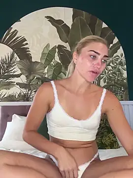 Snapshot of auriangel chatting on 09-25-25, 12:27 auriangel online show from 09-25-25, 12:27