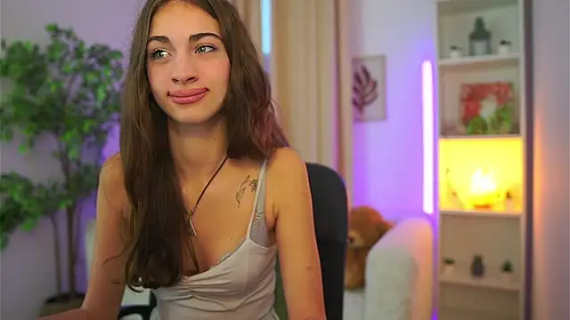 Snapshot of Sophie__Nice chatting on 09-26-25, 02:35 Sophie  Nice online show from 09-26-25, 02:35