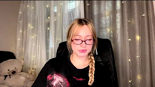 Snapshot of Jetta_Corsacami chatting on 09-21-25, 11:15 Jetta Corsacami online show from 09-21-25, 11:15