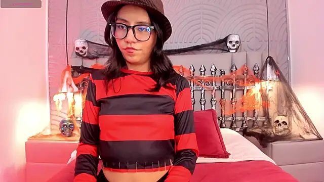 eviegothel  online show from 10-31-25, 08:27