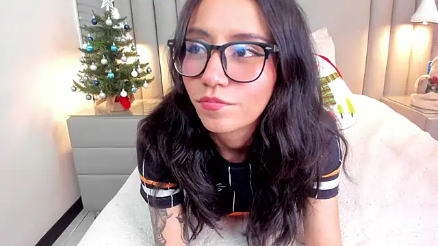 eviegothel  online show from 12-15-25, 08:36