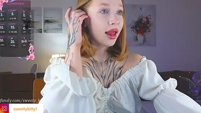 Snapshot of sweettykitty chatting on 10-25-25, 11:42 sweettykitty online show from 10-25-25, 11:42