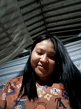 Snapshot of MuiNay chatting on 10-19-25, 11:35 MuiNay online show from 10-19-25, 11:35