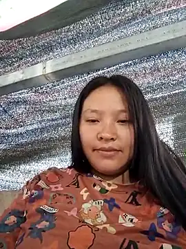 Snapshot of MuiNay chatting on 10-20-25, 02:35 MuiNay online show from 10-20-25, 02:35