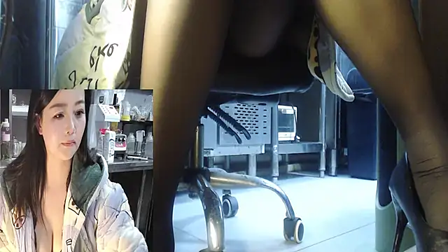 Eileen-L online show from 11-26-25, 03:12