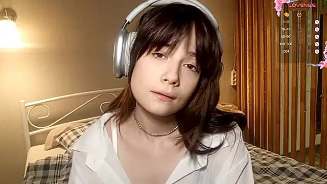 Honeey Beee online show from 12-18-25, 05:17