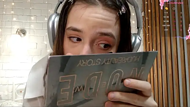 Honeey Beee online show from 12-21-25, 05:14