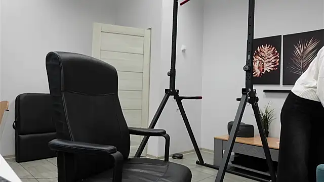 Laura Chaplin online show from 11-10-25, 05:29